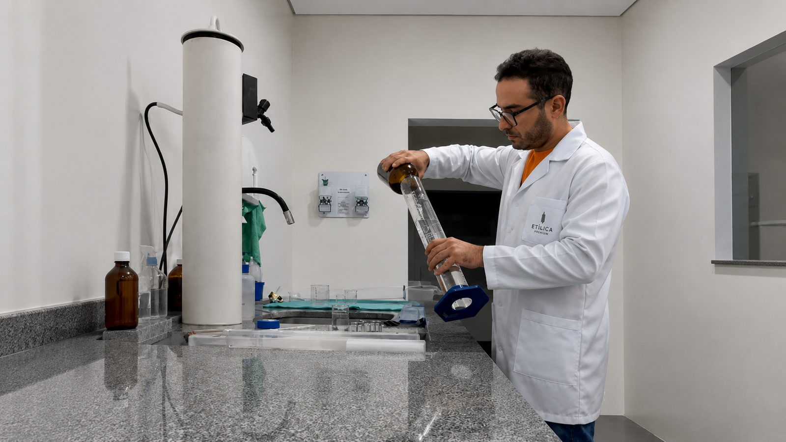 Análise de álcool em laboratório da Etílica